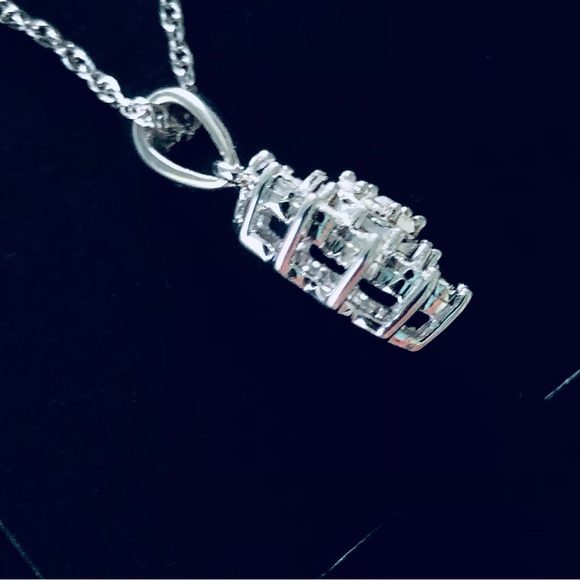 DIAMOND AND SILVER FLORAL PENDANT NECKLACE - Picture 2 of 8